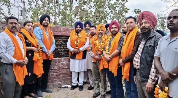 ਵਿਧਾਇਕ ਜਸਬੀਰ ਸਿੰਘ ਸੰਧੂ ਸੜਕ ਨਿਰਮਾਣ ਦਾ ਉਦਘਾਟਨ ਕਰਦੇ ਹੋਏ ।