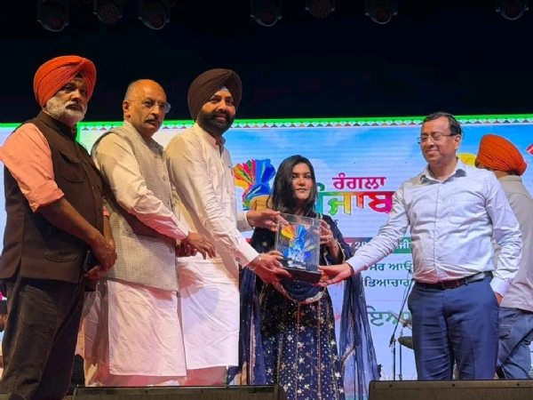 ਕੌਰ ਬੀ ਦਾ ਸਨਮਾਨ ਕਰਦੇ ਮੰਤਰੀ ਲਾਲਜੀਤ ਸਿੰਘ ਭੁੱਲਰ ਅਤੇ ਹੋਰ ਪਤਵੰਤੇ। ਕੌਰ ਬੀ ਦਾ ਸਨਮਾਨ ਕਰਦੇ ਮੰਤਰੀ ਲਾਲਜੀਤ ਸਿੰਘ ਭੁੱਲਰ ਅਤੇ ਹੋਰ ਪਤਵੰਤੇ।