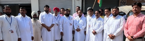 ਗੱਲਬਾਤ ਕਰਦੇ ਦਿਲਬਰ ਮੁਹੰਮਦ ਖਾਨ ਅਤੇ ਹੋਰ ਪਾਰਟੀ ਆਗੂ।