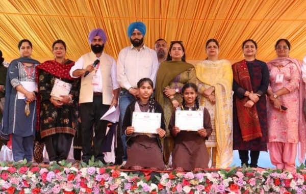 ਗੁੱਤ ਗੁੰਦਣ ਦੇ ਮੁਕਾਬਲਿਆਂ ਦੇ ਜੇਤੂਆਂ ਨੂੰ ਇਨਾਮ ਤਕਸੀਮ ਕਰਦੇ ਹੋਏ ਡਾ. ਨਰਿੰਦਰ ਸਿੰਘ ਤੇਜਾ, ਡਾ. ਸੁਖਦਰਸ਼ਨ ਸਿੰਘ ਚਹਿਲ ਤੇ ਜੱਜ।