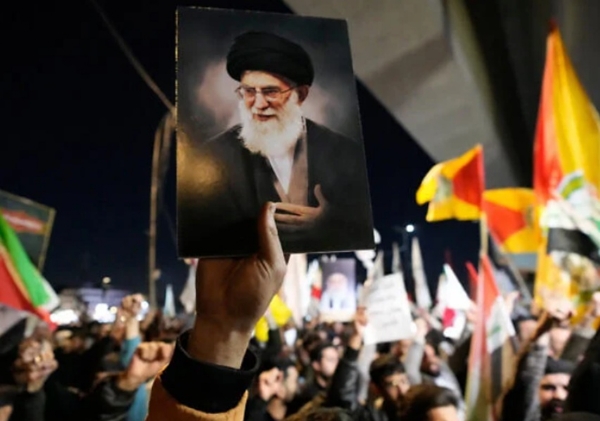 ਤਹਿਰਾਨ ਵਿੱਚ ਖਾਮੇਨੇਈ ਦੀ ਤਸਵੀਰ ਨਾਲ ਪ੍ਰਦਰਸ਼ਨ ਕਰਦੇ ਲੋਕ। ਫੋਟੋ: ਇੰਟਰਨੈੱਟ ਮੀਡੀਆ