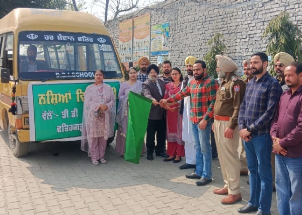 ਨਸ਼ਾ ਮੁਕਤ ਰੈਲੀ ਨੂੰ ਰਵਾਨਾ ਕਰਨ ਸਮੇਂ ਪਤਵੰਤੇ।