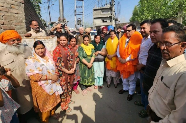 ਪਾਈਪ ਲਾਈਨ ਵਿਛਾਉਣ ਦੇ ਕੰਮ ਦੀ ਸ਼ੁਰੂਆਤ ਕਰਨ ਸਮੇਂ ਵਿਧਾਇਕ ਮਦਨ ਲਾਲ ਬੱਗਾ ।