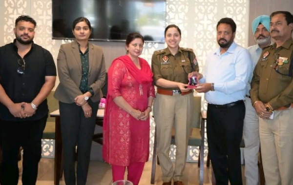 ਪਰਸ਼ੋਤਮ ਸਿੰਘ ਬੱਲ ਦੀ ਸੇਵਾਮੁਕਤੀ ਮੌਕੇ ਉਨ੍ਹਾਂ ਦਾ ਸਨਮਾਨ ਕਰਦੇ ਹੋਏ ਐਸ.ਐਸ.ਪੀ ਡਾ. ਦਰਪਣ ਆਹਲੂਵਾਲੀਆ