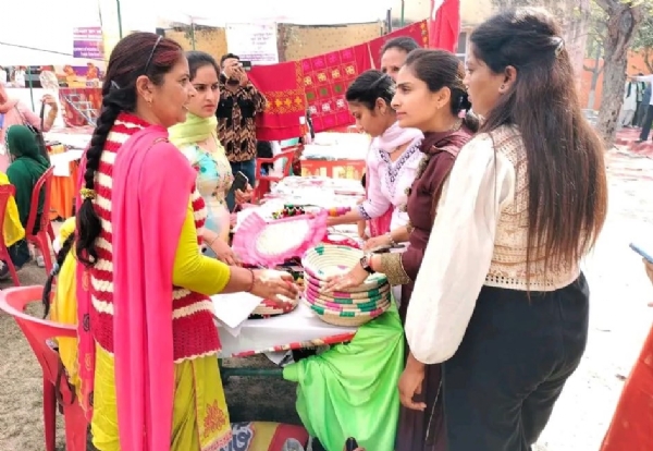 ਮੇਲੇ ਦੌਰਾਨ ਸਟਾਲ ਤੋਂ ਖਰੀਦਦਾਰੀ ਕਰਦੀਆਂ ਹੋਈ ਔਰਤਾਂ