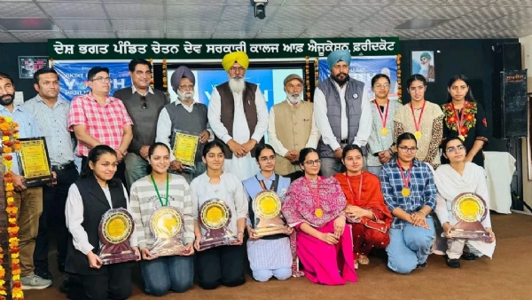 ਜੇਤੂਆਂ ਦਾ ਸਨਮਾਨ ਕਰਦੇ ਮੁੱਖ ਮਹਿਮਾਨ ਅਤੇ ਹੋਰ ਪਤਵੰਤੇ।