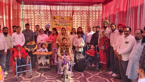 ਸਮਾਗਮ ’ਚ ਬੱਚਿਆਂ ਨਾਲ ਮੁੱਖ ਮਹਿਮਾਨ ਖੁਸ਼ਬੂ ਸਵਨਾ ਪ੍ਰਬੰਧਕ ਅਤੇ ਪਤਵੰਤੇ।