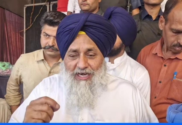 ਗੱਲਬਾਤ ਕਰਦੇ ਹੋਏ ਸੁਖਬੀਰ ਬਾਦਲ