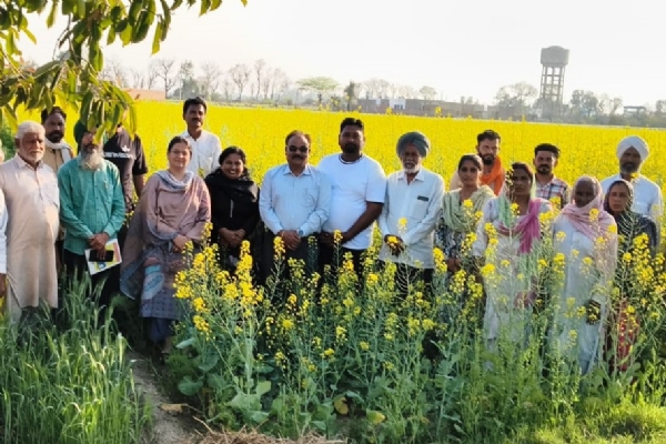 ਸਮਾਗਮ ਦੌਰਾਨ ਖੇਤੀਬਾੜੀ ਵਿਭਾਗ ਦੇ ਕਰਮਚਾਰੀ ਅਤੇ ਕਿਸਾਨ। ਸਮਾਗਮ ਦੌਰਾਨ ਖੇਤੀਬਾੜੀ ਵਿਭਾਗ ਦੇ ਕਰਮਚਾਰੀ ਅਤੇ ਕਿਸਾਨ।