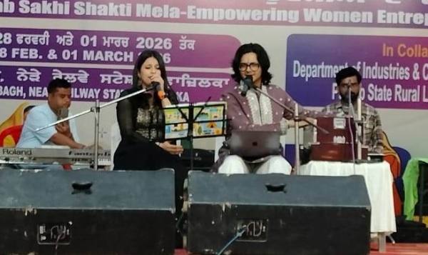 ਪੇਸ਼ਕਾਰੀ ਦਿੰਦੇ ਹੋਏ ਕਲਾਕਾਰ ਪੇਸ਼ਕਾਰੀ ਦਿੰਦੇ ਹੋਏ ਕਲਾਕਾਰ