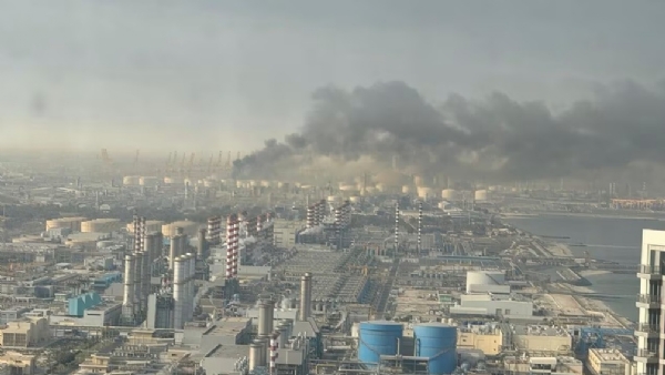 ਐਤਵਾਰ ਨੂੰ ਦੁਬਈ ਦੇ ਜੇਬਲ ਅਲੀ ਅੰਤਰਰਾਸ਼ਟਰੀ ਹਵਾਈ ਅੱਡੇ ਦੇ ਉੱਪਰ ਧੂੰਆਂ ਉੱਠ ਰਿਹਾ ਹੈ। ਫੋਟੋ: ਸੀਐਨਐਨ