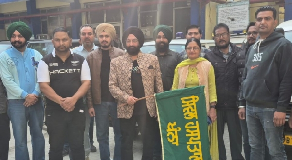 ਖੰਨਾ ਤੋਂ ਮੈਡੀਕਲ ਟੀਮ ਰਵਾਨਾ ਕਰਨ ਸਮੇਂ ਐੱਸ.ਐੱਮ.ਓ ਡਾ. ਮਨਿੰਦਰ ਭਸੀਨ।