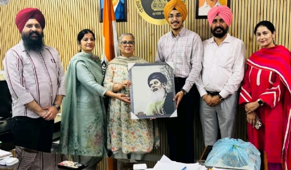 ਯੂਪੀਐਸਸੀ ਦੀ ਪ੍ਰੀਖਿਆ ਪਾਸ ਕਰਨ ਵਾਲੇ ਸੁਨਾਵਰਦੀਪ ਸਿੰਘ ਦਾ ਸਨਮਾਨ ਕਰਦੇ ਡੀ. ਸੀ ਫਰੀਦਕੋਟ