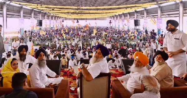 ਖੰਨਾ ’ਚ ਕਾਨਫਰੰਸ ਦੌਰਾਨ ਸੁਖਬੀਰ ਸਿੰਘ ਬਾਦਲ ਅਤੇ ਹੋਰ ਆਗੂ