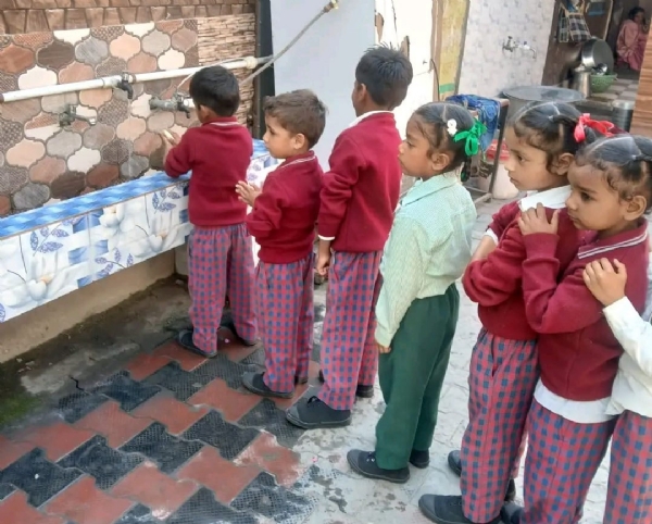 ਸਵੱਛਤਾ ਪਖਵਾੜੇ ਤਹਿਤ ਜਾਗਰੂਕਤਾ ਗਤੀਵਿਧੀ ਵਿੱਚ ਹਿੱਸਾ ਲੈਂਦੇ ਬੱਚੇ ਸਵੱਛਤਾ ਪਖਵਾੜੇ ਤਹਿਤ ਜਾਗਰੂਕਤਾ ਗਤੀਵਿਧੀ ਵਿੱਚ ਹਿੱਸਾ ਲੈਂਦੇ ਬੱਚੇ
