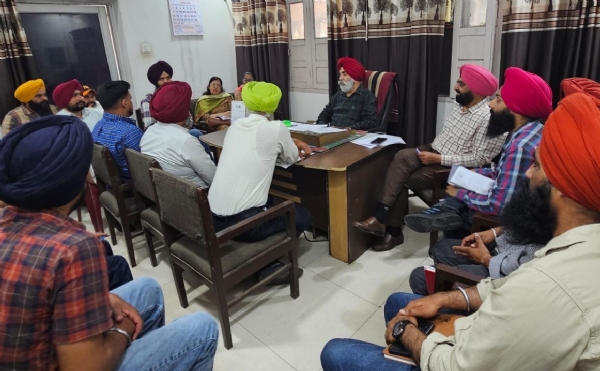 ਮੀਟਿੰਗ ਕਰਦੇ ਕੇਨ ਕਮਿਸ਼ਨਾਰ ਅਤੇ ਅਧਿਕਾਰੀ