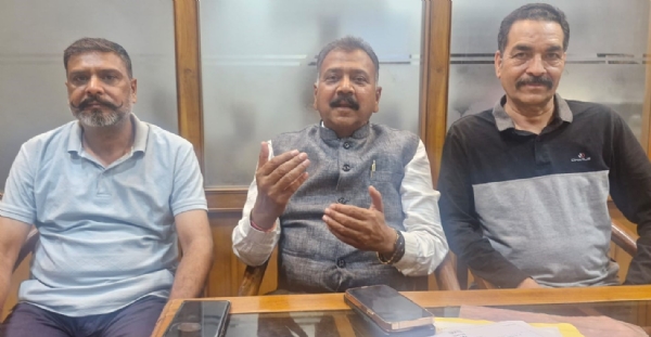 ਗੱਲਬਾਤ ਕਰਦੇ ਭਾਜਪਾ ਨੇਤਾ ਬਲਜਿੰਦਰ ਸਿੰਗਲਾ ਅਤੇ ਹੋਰ।