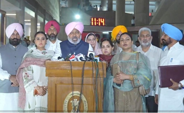 ਮੀਡੀਆ ਨਾਲ ਗੱਲਬਾਤ ਕਰਦੇ ਹਰਪਾਲ ਸਿੰਘ ਚੀਮਾ ਮੀਡੀਆ ਨਾਲ ਗੱਲਬਾਤ ਕਰਦੇ ਹਰਪਾਲ ਸਿੰਘ ਚੀਮਾ