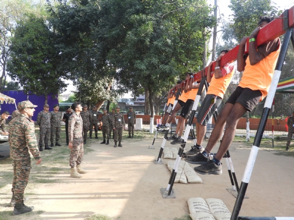 ਭਰਤੀ ’ਚ ਹਿੱਸਾ ਲੈਂਦੇ ਨੌਜਵਾਨ