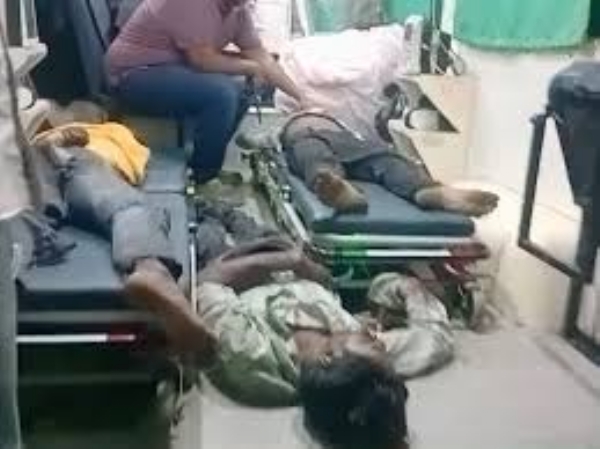 ਸਾਰਿਆਂ ਨੂੰ ਹਸਪਤਾਲ ਲਿਜਾਇਆ ਗਿਆ।