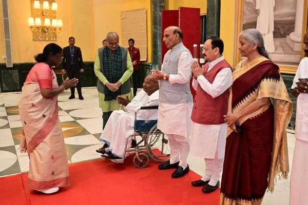 ਰਾਸ਼ਟਰਪਤੀ ਦ੍ਰੋਪਦੀ ਮੁਰਮੂ ਮੰਗਲਵਾਰ ਨੂੰ ਸਾਬਕਾ ਪ੍ਰਧਾਨ ਮੰਤਰੀ ਐਚਡੀ ਦੇਵਗੌੜਾ ਦਾ ਸਵਾਗਤ ਕਰਦੇ, ਨਾਲ ਉਪ ਰਾਸ਼ਟਰਪਤੀ ਸੀਪੀ ਰਾਧਾਕ੍ਰਿਸ਼ਨਨ, ਰੱਖਿਆ ਮੰਤਰੀ ਰਾਜਨਾਥ ਸਿੰਘ, ਕੇਂਦਰੀ ਸਿਹਤ ਮੰਤਰੀ ਜੇਪੀ ਨੱਡਾ ਅਤੇ ਵਿੱਤ ਮੰਤਰੀ ਨਿਰਮਲਾ ਸੀਤਾਰਮਨ।