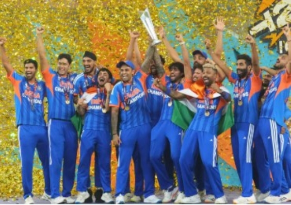 ਆਈਸੀਸੀ ਟੀ-20 ਵਿਸ਼ਵ ਕੱਪ ਟਰਾਫੀ ਦੇ ਨਾਲ ਭਾਰਤੀ ਟੀਮ