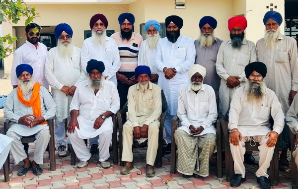 ਕੰਗ ਖੁਰਦ ਵਿਖੇ ਵਰਕਰਾਂ ਨਾਲ ਵਿਚਾਰਾਂ ਸਾਂਝੀਆਂ ਕਰਦੇ ਹੋਏ ਅਕਾਲੀ ਆਗੂ ਰਵਿੰਦਰ ਸਿੰਘ ਬ੍ਰਹਮਪੁਰਾ