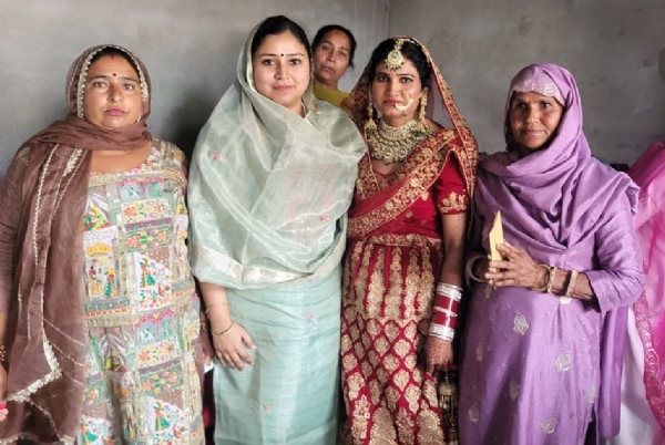 ਗੱਲਬਾਤ ਕਰਦੇ ਹੋਏ ਖੁਸ਼ਬੂ ਸਵਨਾ ਅਤੇ ਹੋਰ। ਗੱਲਬਾਤ ਕਰਦੇ ਹੋਏ ਖੁਸ਼ਬੂ ਸਵਨਾ ਅਤੇ ਹੋਰ।