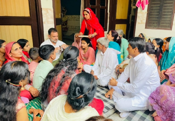 ਕਿਸਾਨ ਦੀ ਧੀ ਦੇ ਵਿਆਹ ’ਤੇ ਪਰਿਵਾਰ ਨਾਲ ਬੈਠੇ ਰਾਹੁਲ ਗਾਂਧੀ