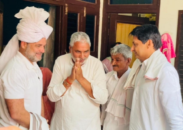 ਰਾਹੁਲ ਗਾਂਧੀ ਨੂੰ ਹਰਿਆਣਵੀ ਪੱਗ ਪਹਿਨਾਉਣ ਸਮੇਂ ਕਿਸਾਨ