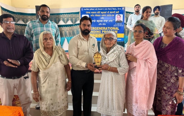 ਬਜ਼ੁਰਗਾਂ ਦਾ ਸਨਮਾਨ ਕਰਦੇ ਕਾਲਜ ਸਟਾਫ਼ ਮੈਂਬਰ।