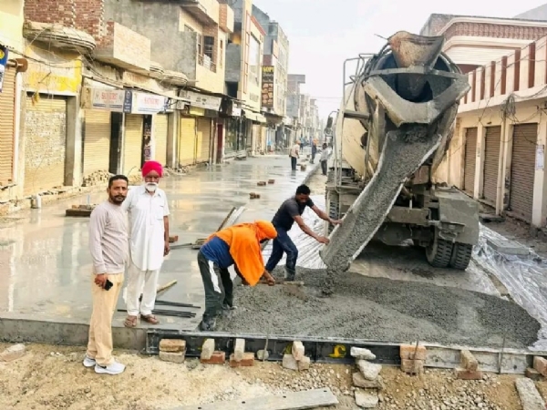 ਚੱਲ ਰਹੇ ਸੜਕ ਨਿਰਮਾਣ ਕਾਰਜ । ਚੱਲ ਰਹੇ ਸੜਕ ਨਿਰਮਾਣ ਕਾਰਜ ।