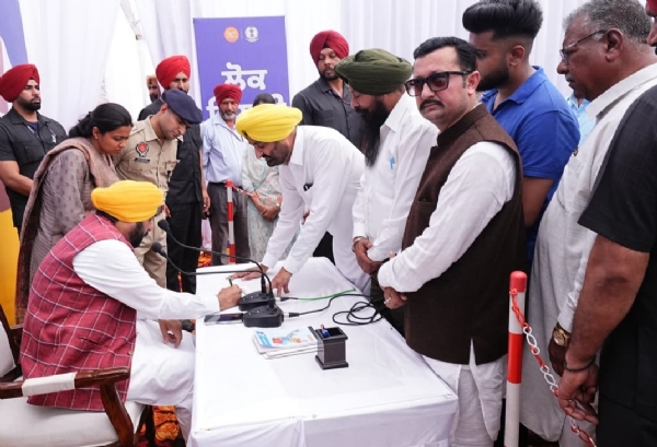 ਲੋਕਾਂ ਨਾਲ ਗੱਲਬਾਤ ਕਰਦੇ ਮੁੱਖ ਮੰਤਰੀ ਭਗਵੰਤ ਮਾਨ