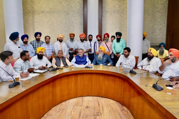 ਇਲੈਕਟ੍ਰੋਹੋਮਿਓਪੈਥੀ ਡਾਕਟਰਜ਼ ਐਸੋਸੀਏਸ਼ਨ ਪੰਜਾਬ ਦੇ ਵਫ਼ਦ ਨਾਲ ਮੀਟਿੰਗ ਕਰਦੇ ਸਪੀਕਰ ਕੁਲਤਾਰ ਸਿੰਘ ਸੰਧਵਾਂ ਅਤੇ ਸਿਹਤ ਤੇ ਪਰਿਵਾਰ ਭਲਾਈ ਮੰਤਰੀ ਡਾ. ਬਲਬੀਰ ਸਿੰਘ।