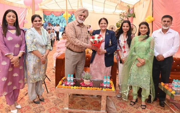 ਓਲੰਪੀਅਨ ਅਤੇ ਅਰਜੁਨ ਅਵਾਰਡੀ ਪ੍ਰੋ. (ਡਾ.) ਰੂਪਾ ਸੈਣੀ ਦਾ ਸਵਾਗਤ ਕਰਦੇ ਪ੍ਰਬੰਧਕ।