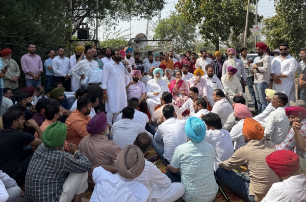 ਐੱਸਐੱਸਪੀ ਦਫ਼ਤਰ ਦੇ ਬਾਹਰ ਪ੍ਰਦਰਸ਼ਨ ਕਰਦੇ ਕਾਂਗਰਸੀ ਆਗੂ ਬਲਬੀਰ ਸਿੰਘ ਸਿੱਧੂ ਅਤੇ ਹੋਰ