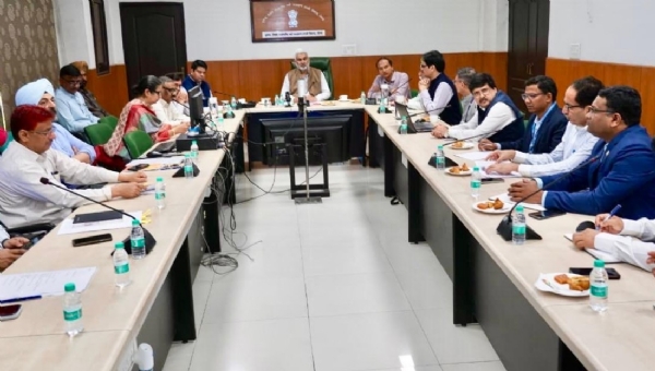 ਕੰਪਨੀਆਂ ਦੇ ਨੁਮਾਇੰਦਿਆਂ ਨਾਲ ਮੀਟਿੰਗ ਕਰਦੇ ਮੰਤਰੀ ਲਾਲ ਚੰਦ ਕਟਾਰੂਚੱਕ