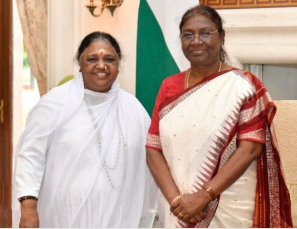 ਫਾਈਲ ਫੋਟੋ : ਰਾਸ਼ਟਰਪਤੀ ਦ੍ਰੋਪਦੀ ਮੁਰਮੂ ਨਾਲ ਅੰਮ੍ਰਿਤਾਨੰਦਮਈ ਮਾਂ