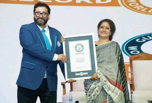 ਗਿਨੀਜ਼ ਵਰਲਡ ਰਿਕਾਰਡਜ਼ ਤੋਂ ਸਨਮਾਨ ਪ੍ਰਾਪਤ ਕਰਦੇ ਡਾ. ਮੁਕੇਸ਼ ਸ਼ਾਰਦਾ