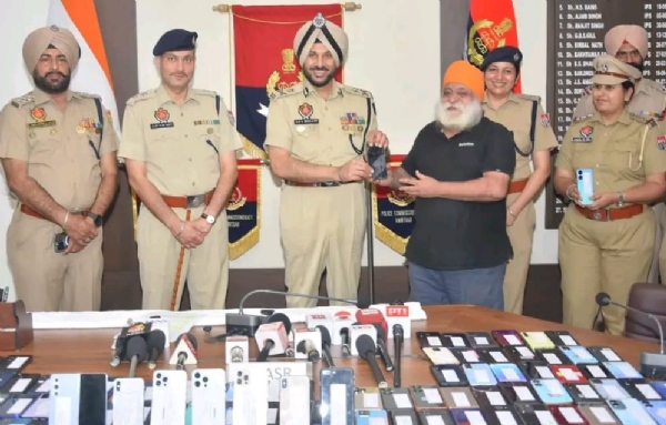 ਪੁਲਿਸ ਕਮਿਸ਼ਨਰ ਅੰਮ੍ਰਿਤਸਰ ਗੁਰਪ੍ਰੀਤ ਸਿੰਘ ਭੁੱਲਰ ਗੁੰਮ ਹੋਇਆ ਮੋਬਾਇਲ ਅਸਲ ਮਾਲਕ ਨੂੰ ਸੌਂਪਣ ਸਮੇਂ