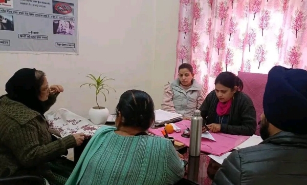 ਕੇਸ ਸਬੰਧੀ ਵਿਚਾਰ-ਵਟਾਂਦਰਾ ਕਰਦੇ ਹੋਏ ਸਖੀ ਵਨ ਸਟੌਪ ਸੈਂਟਰ ਤਰਨ ਤਾਰਨ ਦੇ ਸੈਂਟਰ ਐਡਮਿਨਸਟ੍ਰੇਟਰ ਅਨੀਤਾ ਸਿੰਘ ਤੇ ਹੋਰ। ਕੇਸ ਸਬੰਧੀ ਵਿਚਾਰ-ਵਟਾਂਦਰਾ ਕਰਦੇ ਹੋਏ ਸਖੀ ਵਨ ਸਟੌਪ ਸੈਂਟਰ ਤਰਨ ਤਾਰਨ ਦੇ ਸੈਂਟਰ ਐਡਮਿਨਸਟ੍ਰੇਟਰ ਅਨੀਤਾ ਸਿੰਘ ਤੇ ਹੋਰ।