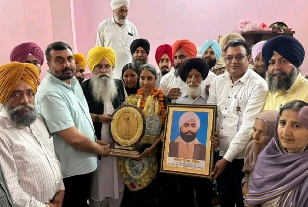 ਰਸਨੀਤ ਕੌਰ ਦਾ ਸਨਮਾਨ ਕਰਦੇ ਖੇਤੀਬਾੜੀ ਮੰਤਰੀ ਗੁਰਮੀਤ ਖੁੱਡੀਆਂ, ਵਿਧਾਇਕ ਗੁਰਲਾਲ ਘਨੌਰ ਅਤੇ ਜਲਾਲਾਬਾਦ ਦੇ ਵਿਧਾਇਕ ਜਗਦੀਪ ਸਿੰਘ ਗੋਲਡੀ ਕੰਬੋਜ।