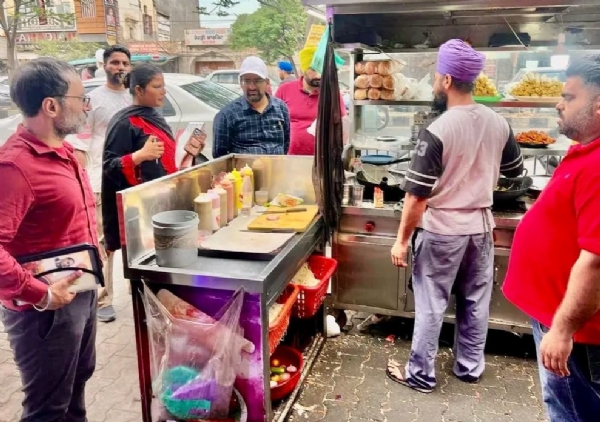 ਸਟ੍ਰੀਟ ਫੂਡ ਵਿਕਰੇਤਾਵਾਂ ਦਾ ਨਿਰੀਖਣ ਕਰਦੀ ਫੂਡ ਸੇਫਟੀ ਵਿੰਗ ਤਰਨ ਤਾਰਨ ਦੀ ਸਾਂਝੀ ਟੀਮ ਸਟ੍ਰੀਟ ਫੂਡ ਵਿਕਰੇਤਾਵਾਂ ਦਾ ਨਿਰੀਖਣ ਕਰਦੀ ਫੂਡ ਸੇਫਟੀ ਵਿੰਗ ਤਰਨ ਤਾਰਨ ਦੀ ਸਾਂਝੀ ਟੀਮ