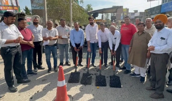 ਪ੍ਰੀਮਿਕਸ ਦੇ ਕੰਮ ਦੀ ਸ਼ੁਰੂਆਤ ਕਰਵਾਉਂਦੇ ਮੇਅਰ ਪਦਮਜੀਤ ਸਿੰਘ ਮਹਿਤਾ ਅਤੇ ਹੋਰ
