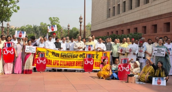 ਕਾਂਗਰਸ ਪ੍ਰਧਾਨ ਮੱਲਿਕਾਰਜੁਨ ਖੜਗੇ, ਪ੍ਰਿਯੰਕਾ ਗਾਂਧੀ ਅਤੇ ਵਿਰੋਧੀ ਧਿਰ ਦੇ ਨੇਤਾ ਰਾਹੁਲ ਗਾਂਧੀ ਵਿਰੋਧੀ ਧਿਰ ਦੇ ਸੰਸਦ ਮੈਂਬਰਾਂ ਨਾਲ ਬੈਠੇ ਹੋਏ, ਸਿਲੰਡਰਾਂ ਦੇ ਕੱਟਆਊਟ ਅਤੇ ਪੋਸਟਰ ਫੜੇ ਹੋਏ ਸਨ ਅਤੇ ਸੰਸਦ ਭਵਨ ਕੰਪਲੈਕਸ ਵਿੱਚ ਗੈਸ ਸੰਕਟ ਨੂੰ ਲੈ ਕੇ ਸਰਕਾਰ ਵਿਰੁੱਧ ਨਾਅਰੇਬਾਜ਼ੀ ਕਰ ਰਹੇ ਸਨ।