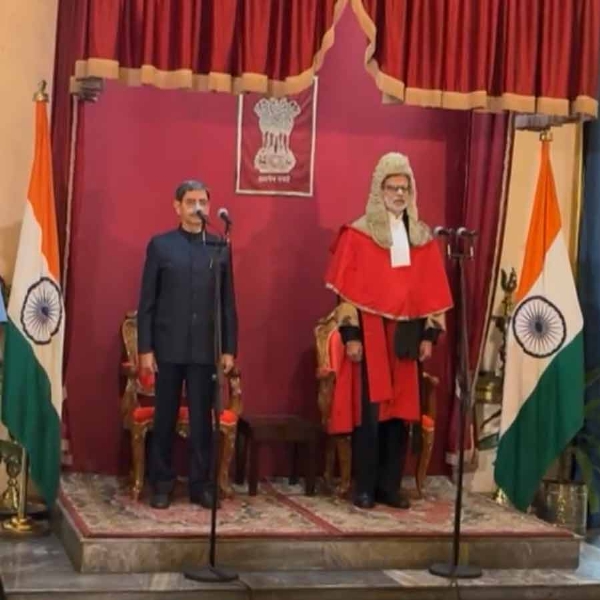 ਆਰ ਐਨ ਰਵੀ ਪੱਛਮੀ ਬੰਗਾਲ ਦੇ ਰਾਜਪਾਲ ਵਜੋਂ ਸਹੁੰ ਚੁੱਕਦੇ ਹੋਏ।