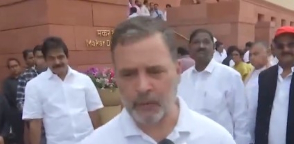 ਸੰਸਦ ਭਵਨ ਕੰਪਲੈਕਸ ਵਿੱਚ ਪੱਤਰਕਾਰਾਂ ਨਾਲ ਗੱਲਬਾਤ ਕਰਦੇ ਹੋਏ ਰਾਹੁਲ ਗਾਂਧੀ।