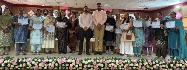 ਔਰਤਾਂ ਦਾ ਸਨਮਾਨ ਕਰਦੇ ਡਿਪਟੀ ਕਮਿਸ਼ਨਰ ਵਰਜੀਤ ਵਾਲੀਆ