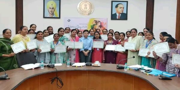 ਚੋਣ ਪ੍ਰਬੰਧਨ ਵਿੱਚ ਮਹਿਲਾਵਾਂ ਦੀ ਭੂਮਿਕਾ ਮਜ਼ਬੂਤ: 42 ਬੀ.ਐਲ.ਓਜ਼ ਨੂੰ ਮਿਲਿਆ ਸਨਮਾਨ