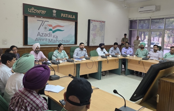 ਡਿਪਟੀ ਕਮਿਸ਼ਨਰ ਵਰਜੀਤ ਵਾਲੀਆ ਪੈਟਰੋਲ ਪੰਪਾਂ ਤੇ ਗੈਸ ਏਜੰਸੀਆਂ ਤੇ ਕੰਪਨੀਆਂ ਦੇ ਨੁਮਾਇੰਦਿਆਂ ਨਾਲ ਬੈਠਕ ਕਰਦੇ ਹੋਏ।